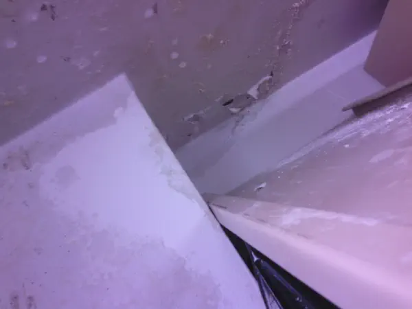 Macchia di umidità e muffa sul soffitto
