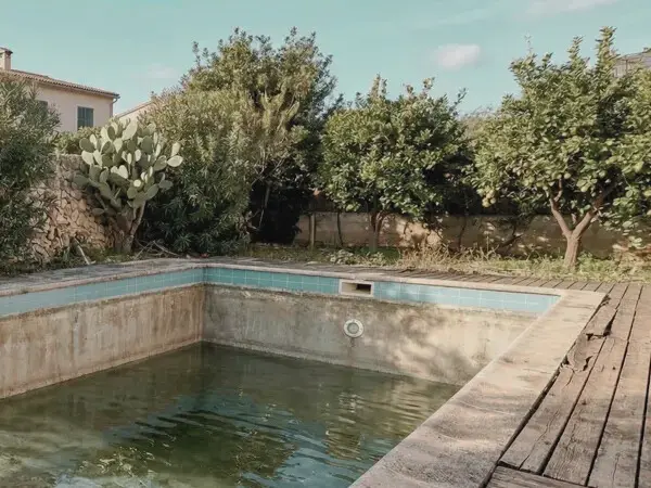 Piscina con livello dell'acqua abbassato