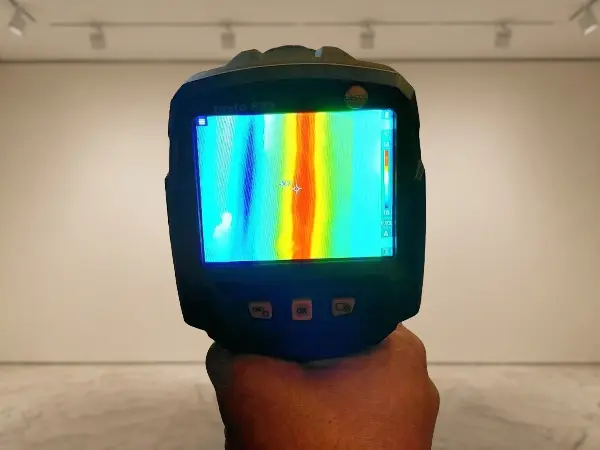 Tecnico che utilizza una termocamera a infrarossi